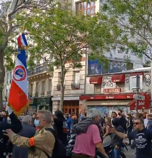 Procissão na cidade de Paris é interrompida após manifestantes agredirem os fiéis com socos e pontapés