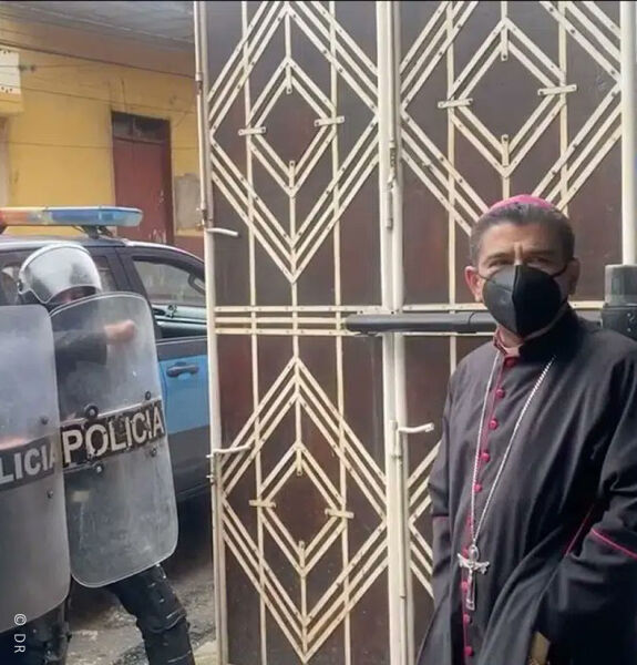 NICARÁGUA: Agrava-se clima de tensão entre Igreja e autoridades, com o Bispo de Matagalpa impedido de sair do paço episcopal