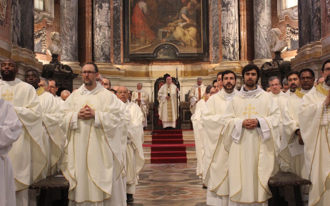 “Irmãos, construir a harmonia entre nós é algo que brota da Esperança de que não vamos sós, mas acompanhados pelo Espírito Santo, Deus Amor”, disse o Arcebispo de Évora na celebração da Missa Crismal na manhã de Quinta-feira Santa (com homilia, com fotos e com vídeo)