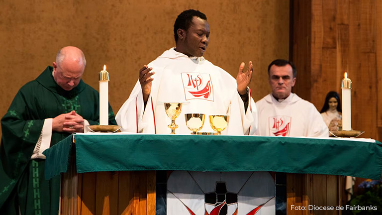 🗞️NIGERIA: “Apontaram-me uma arma e levantei as mãos em sinal de rendição”, recorda padre sobre o momento em que foi raptado