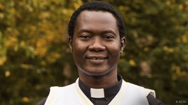 NIGÉRIA: Padre Alphonsus libertado ao fim de 51 dias de cativeiro após ter sido raptado por militantes armados