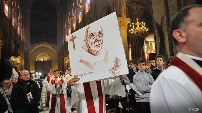 FRANÇA: Saint Étienne-du-Rouvray recordou o assassinato, há 9 anos, em plena igreja do Padre Jacques Hamel