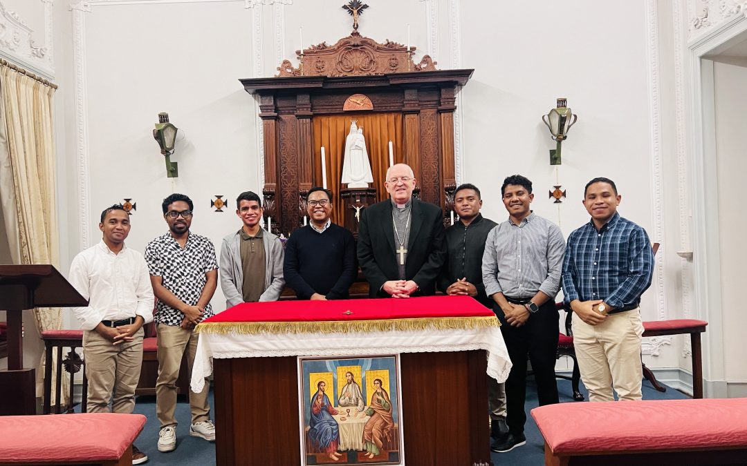 Arcebispo de Évora reúne com Secretário da Conferência Episcopal de Timor-Leste e com seminaristas timorenses e prepara trasladação dos restos mortais de D. José Ribeiro, Bispo de Díli (com fotos)
