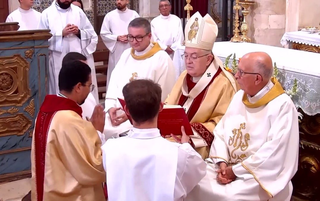 Dia Mundial das Missões celebrado com Ordenação Diaconal de Úlvio Gregório em Borba: “O Diácono é aquele que ajuda a comunidade a traduzir a liturgia celebrada para o quotidiano, ocupando-se com a necessidade dos mais pobres, praticando a caridade” – Arcebispo de Évora (com vídeo)