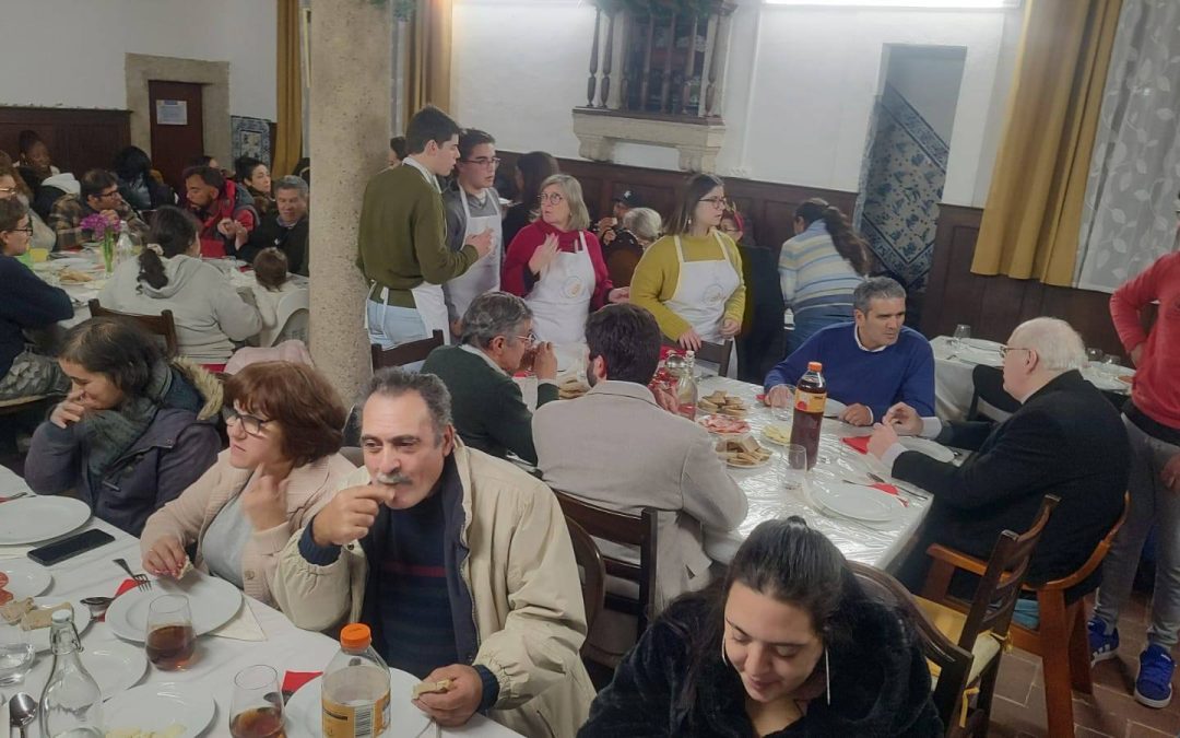 Arcebispo de Évora abençoa a tradicional Ceia de Natal oferecida pela Associação Pão e Paz (com fotos)